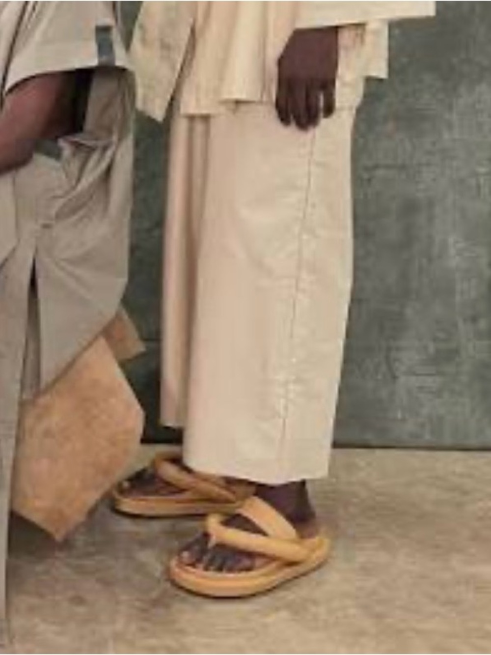 Kkerelé Leather Padded Thong Sandals – Cream / Beige